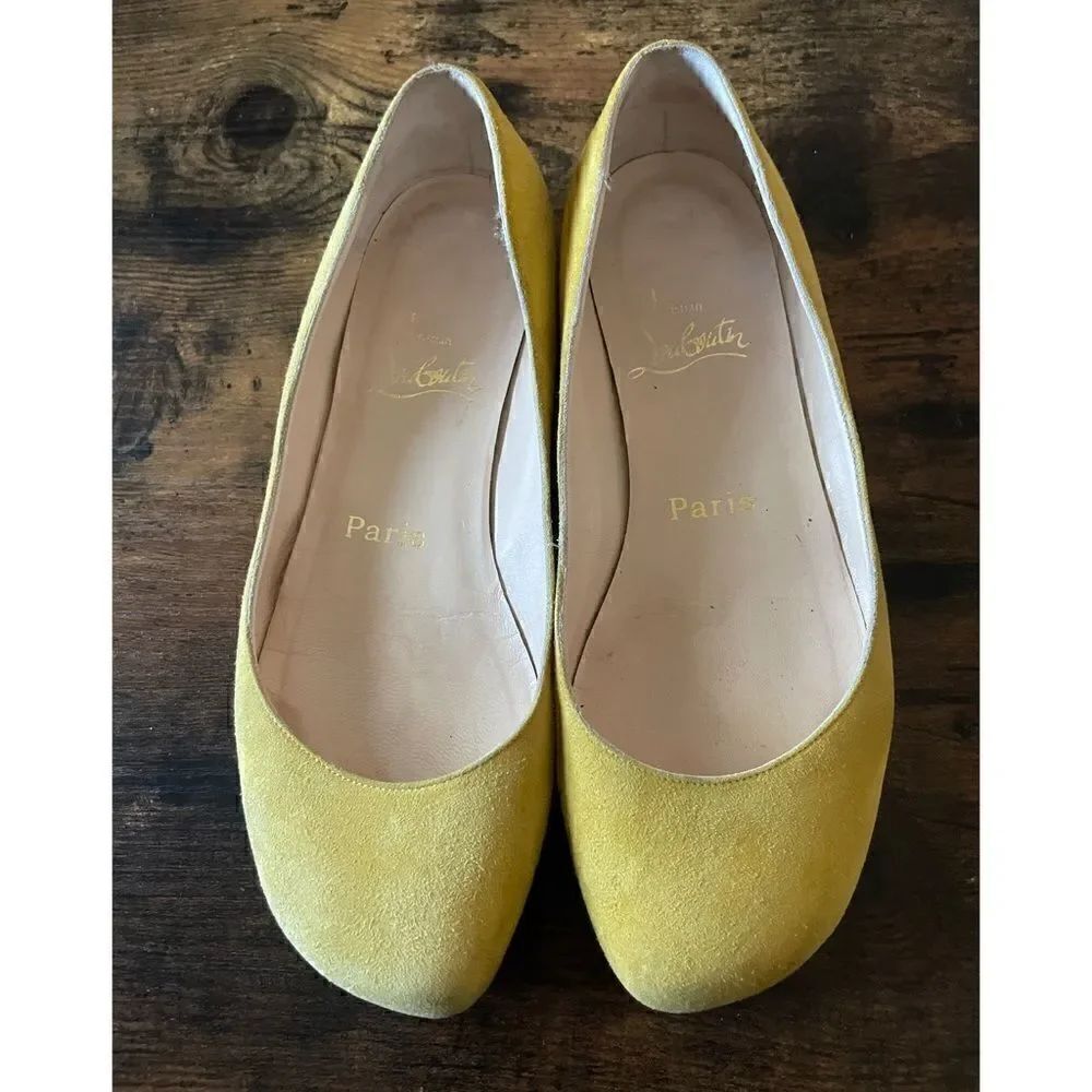 VNT Athletic Christian Louboutin Yellow Suede Flats Size 36.5